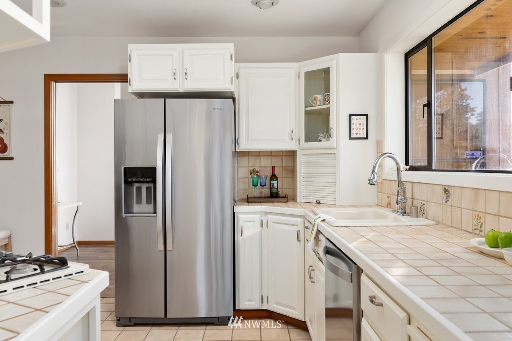 1860 East Hunskor Road Oak Harbor, WA 98277 - Photo 15 of 40 a kitchen with a sink stove and refrigerator