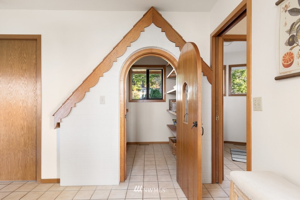 1860 East Hunskor Road Oak Harbor, WA 98277 - Photo 28 of 40 a view of a hallway with wooden floor and a living room