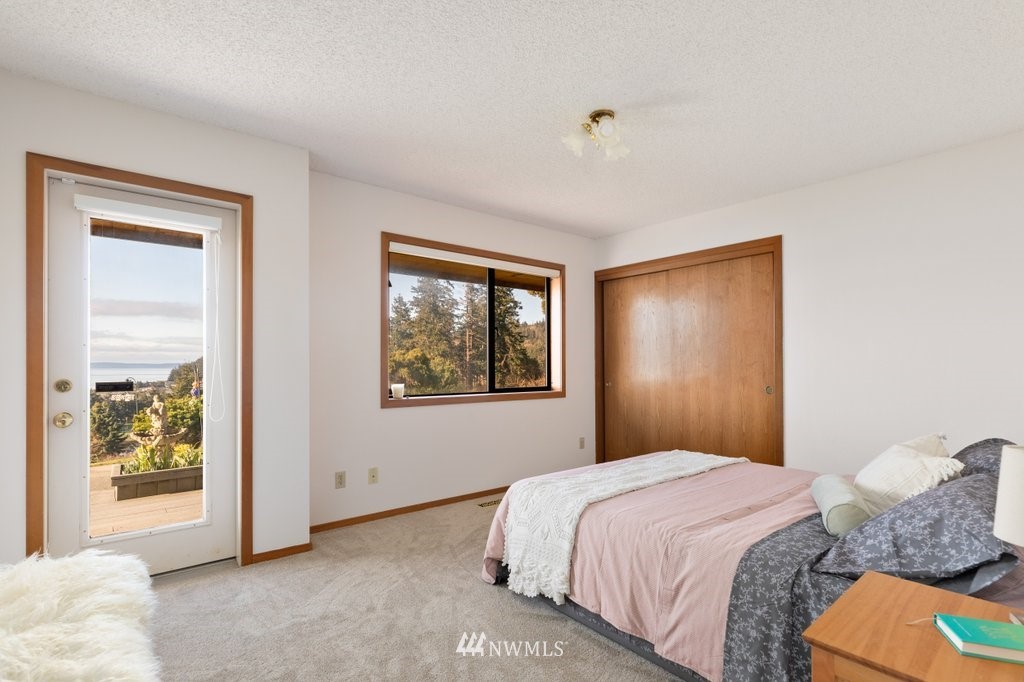 1860 East Hunskor Road Oak Harbor, WA 98277 - Photo 30 of 40 a bedroom with a bed and a window