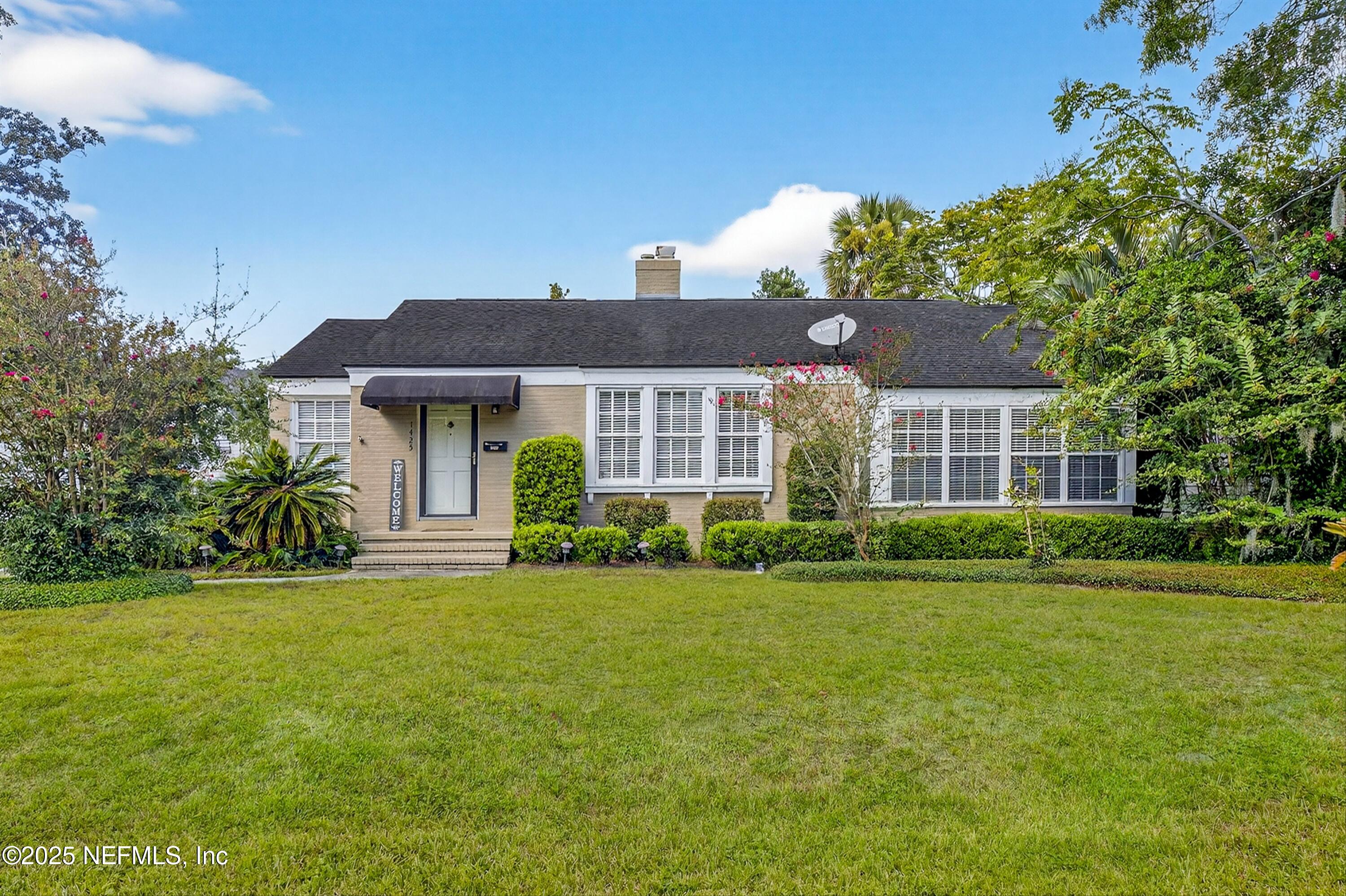 1425 Pinetree Road Jacksonville, FL 32207 - Photo 2 of 39 a front view of a house with a garden