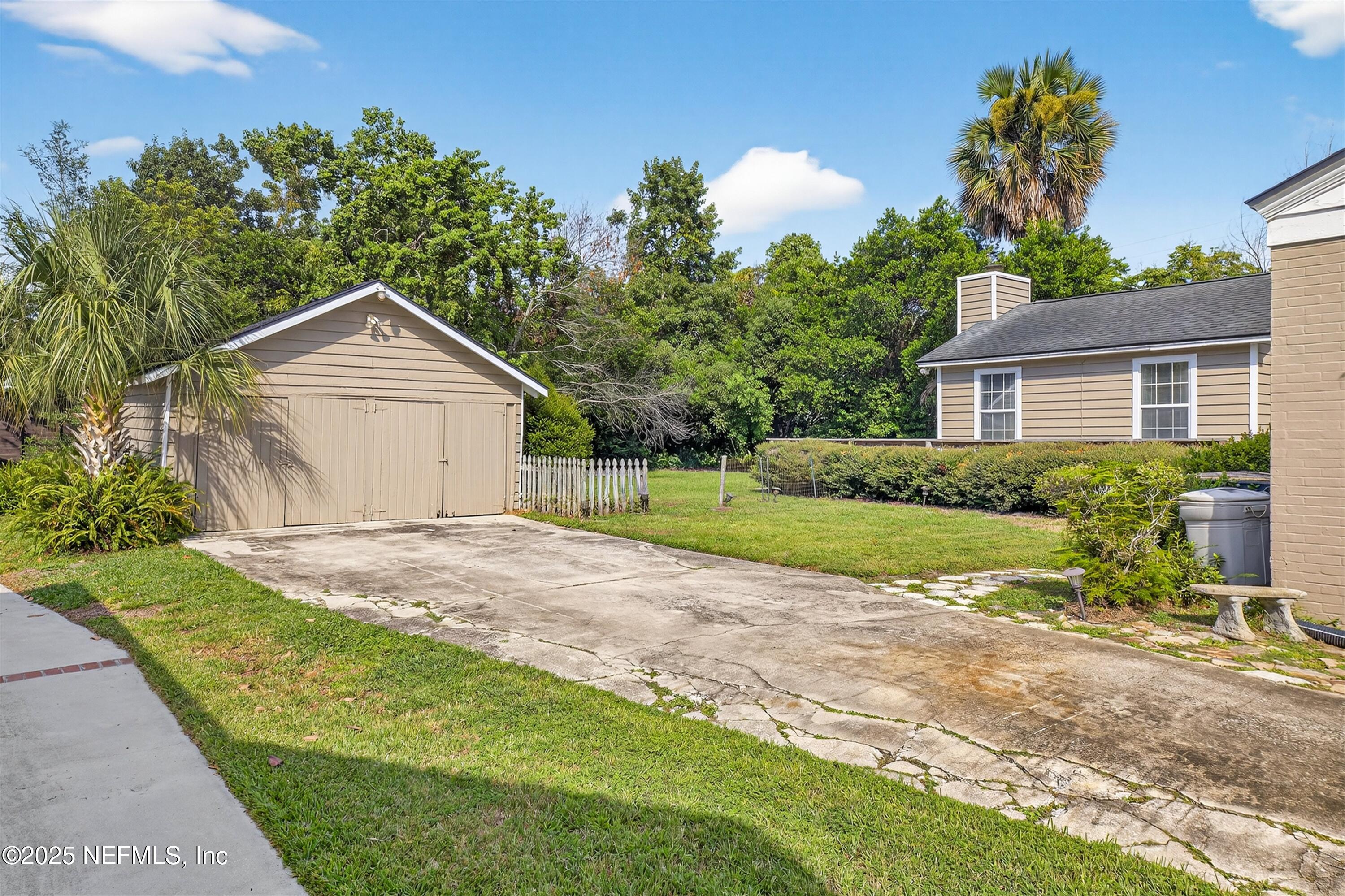 1425 Pinetree Road Jacksonville, FL 32207 - Photo 24 of 39 a view of backyard of house with green space