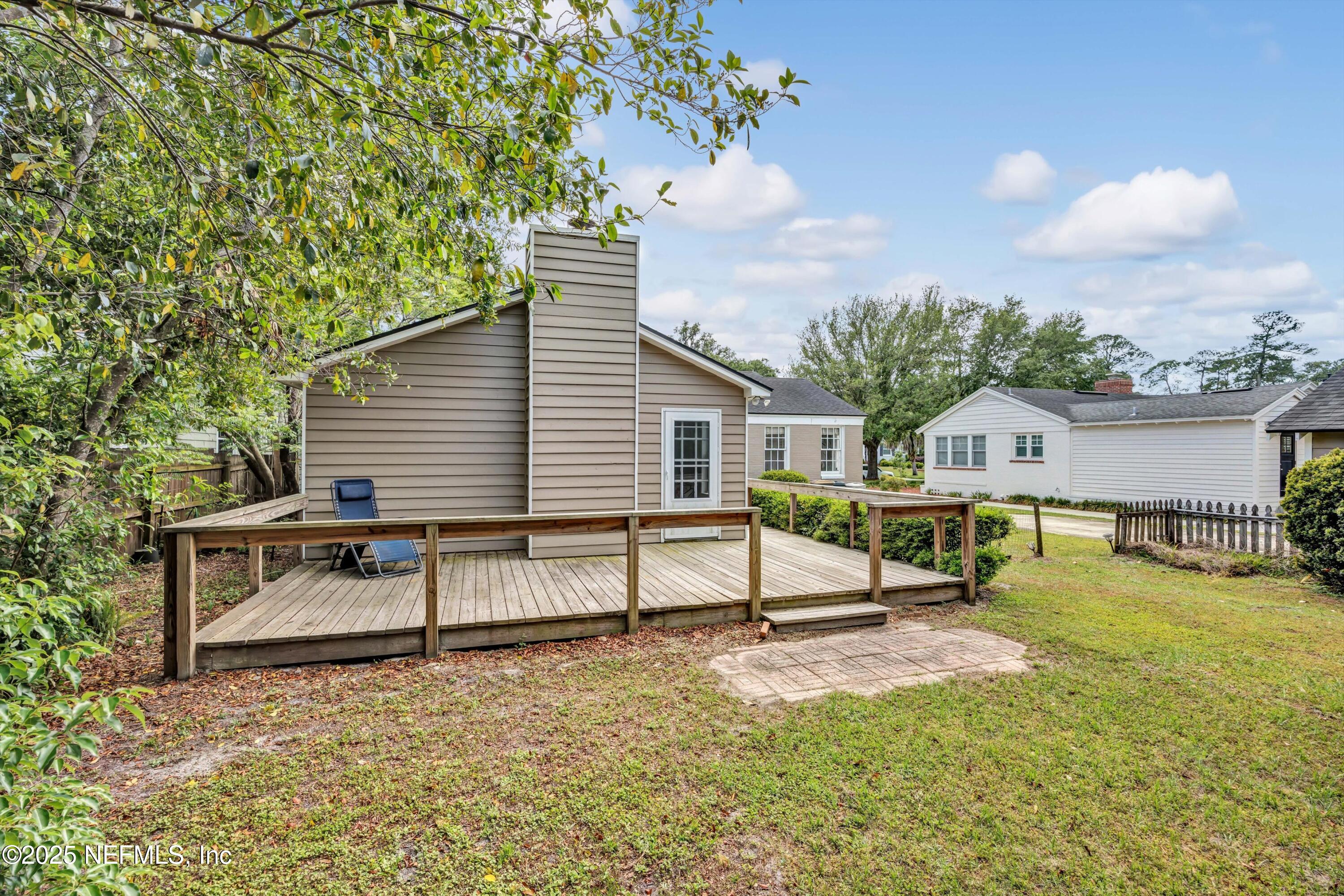 1425 Pinetree Road Jacksonville, FL 32207 - Photo 31 of 39 a view of a house with backyard and a tree