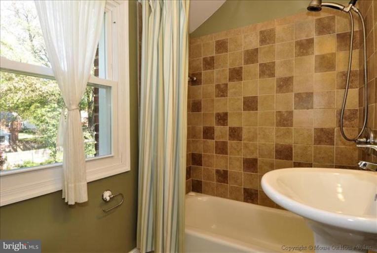 10004 Raynor Road Silver Spring, MD 20901 - Photo 20 of 29 Upper level bathroom