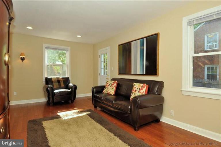 10004 Raynor Road Silver Spring, MD 20901 - Photo 6 of 29 Living Room