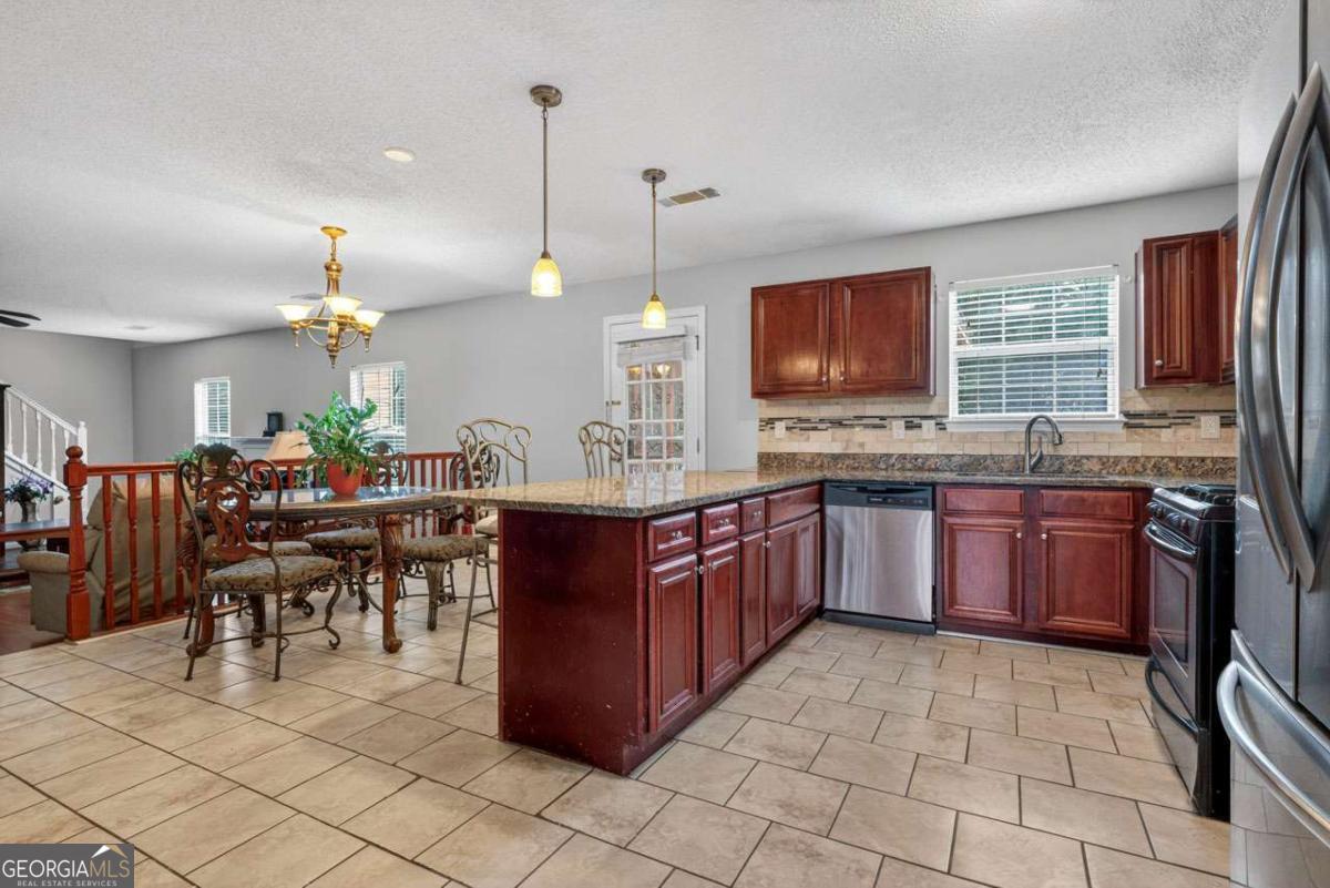 11961 Markham Way, Unit NONE Hampton, GA 30228 - Photo 7 of 30