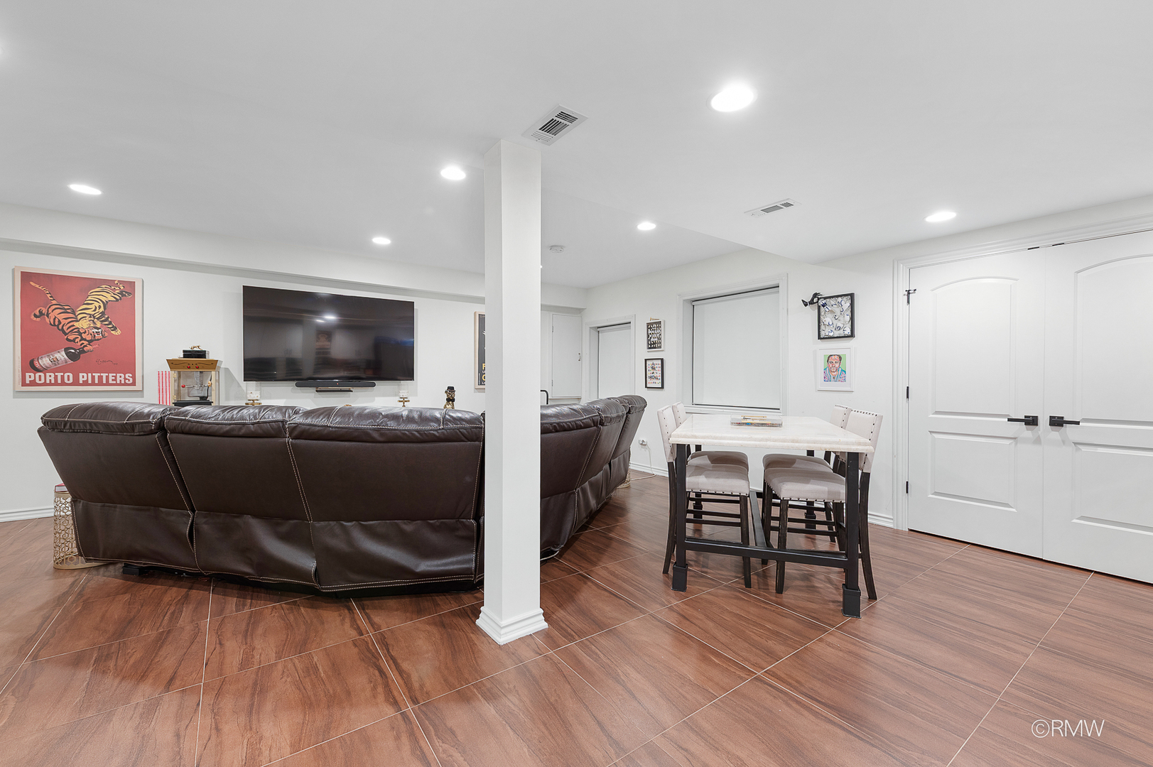 2459 Nicola Court Addison, IL 60101 - Photo 20 of 35 a living room with furniture and a wooden floor