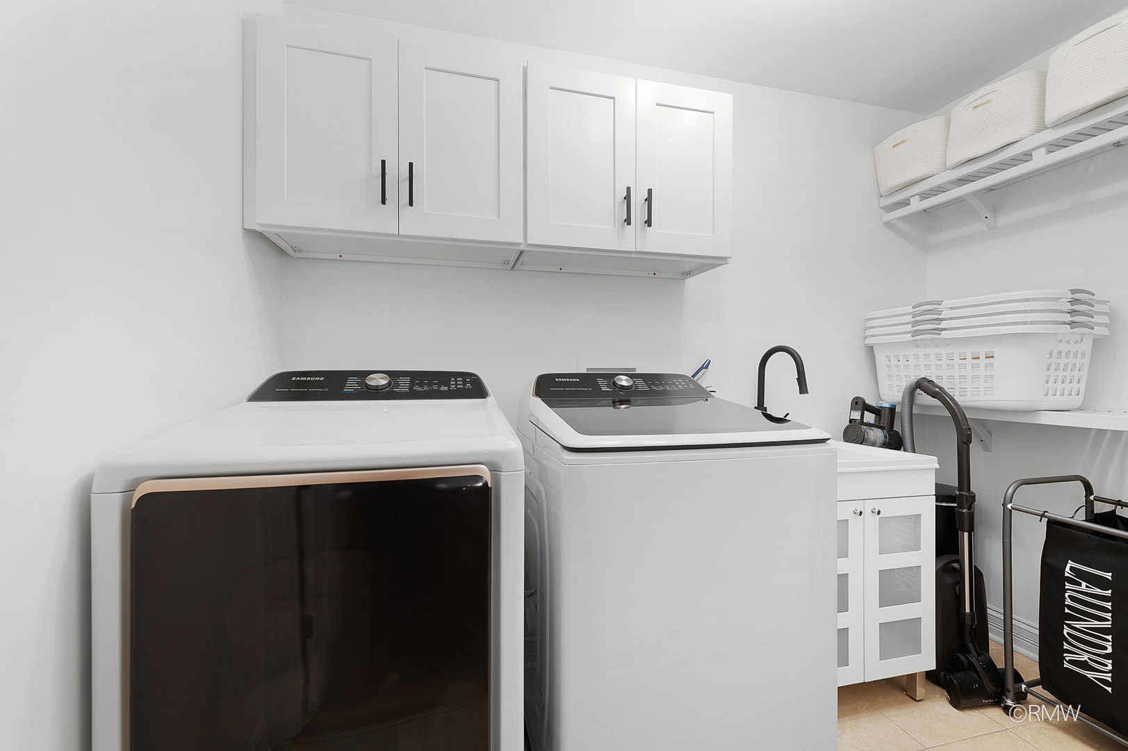 2459 Nicola Court Addison, IL 60101 - Photo 30 of 35 a kitchen with stainless steel appliances a sink stove and cabinets