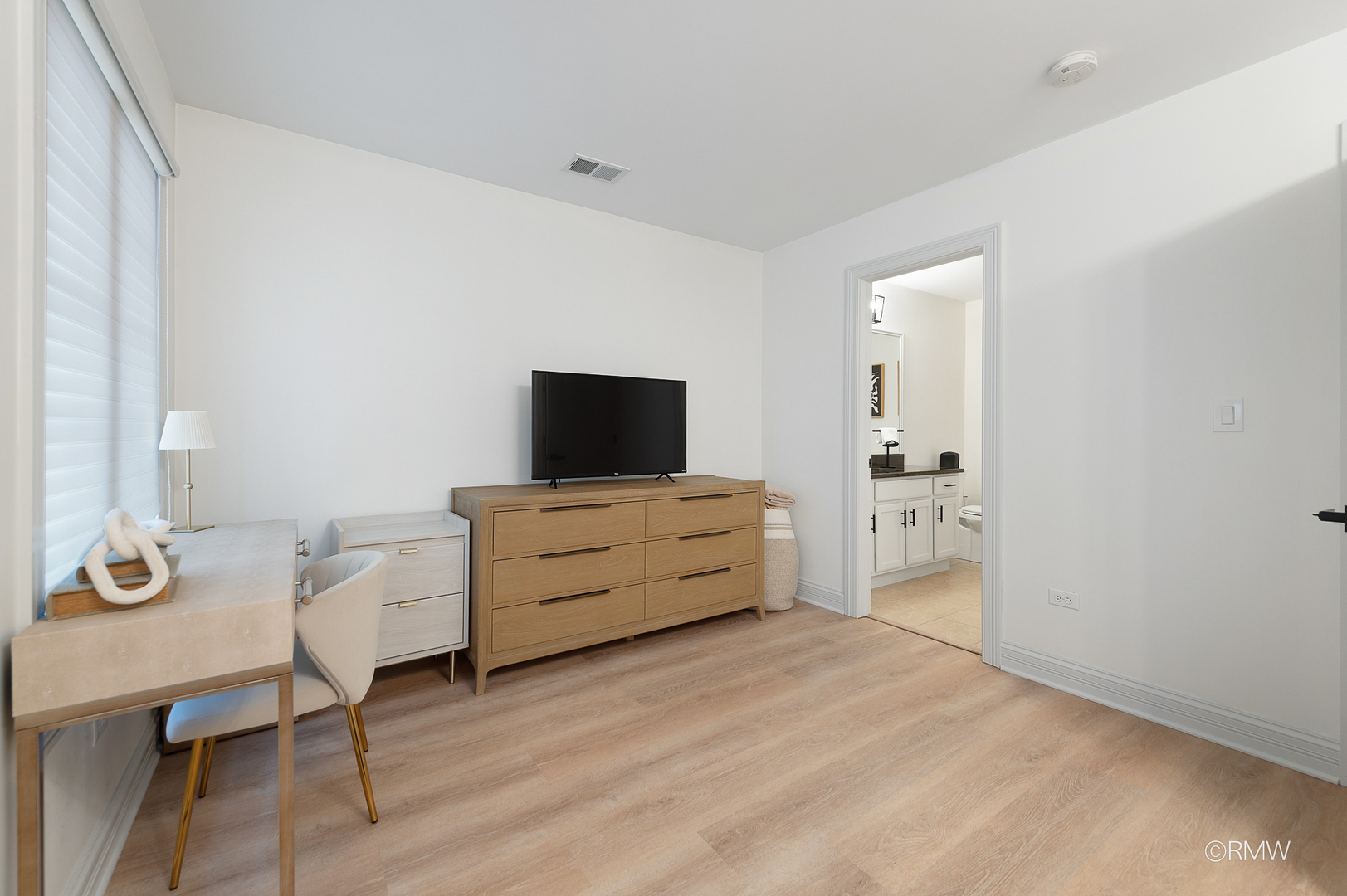 2459 Nicola Court Addison, IL 60101 - Photo 33 of 35 a room with furniture and flat screen tv