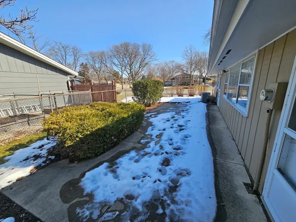 a view of a backyard