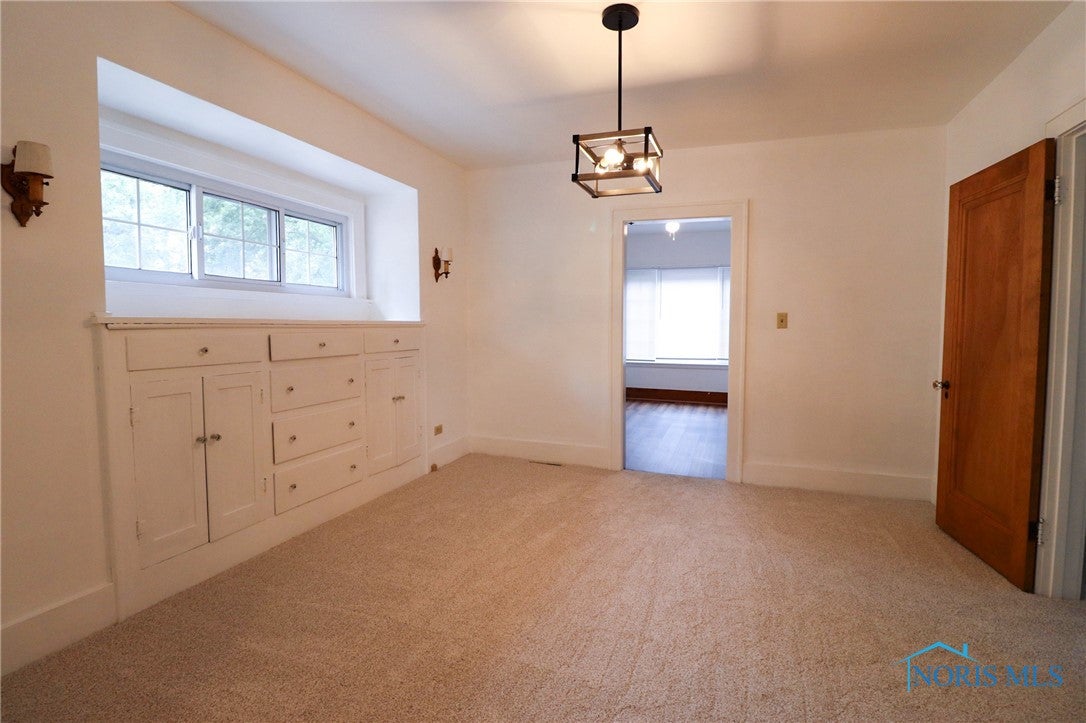 3040 Gradwohl Road Toledo, OH 43617 - Photo 8 of 34 Built ins in dining room