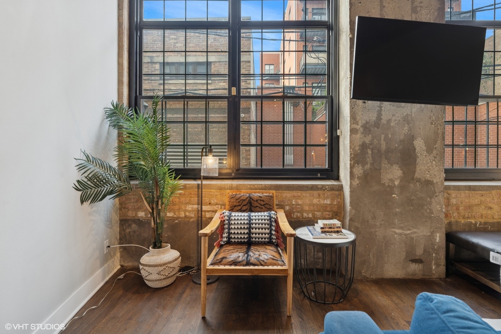 17 North Loomis Street, Unit 1C Chicago, IL 60607 - Photo 7 of 24 a living room with furniture and a floor to ceiling window