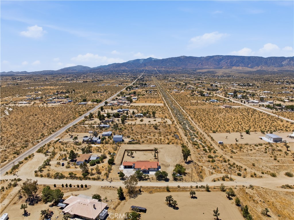 825 La Mesa Road Pinon Hills, CA 92372 - Photo 5 of 64