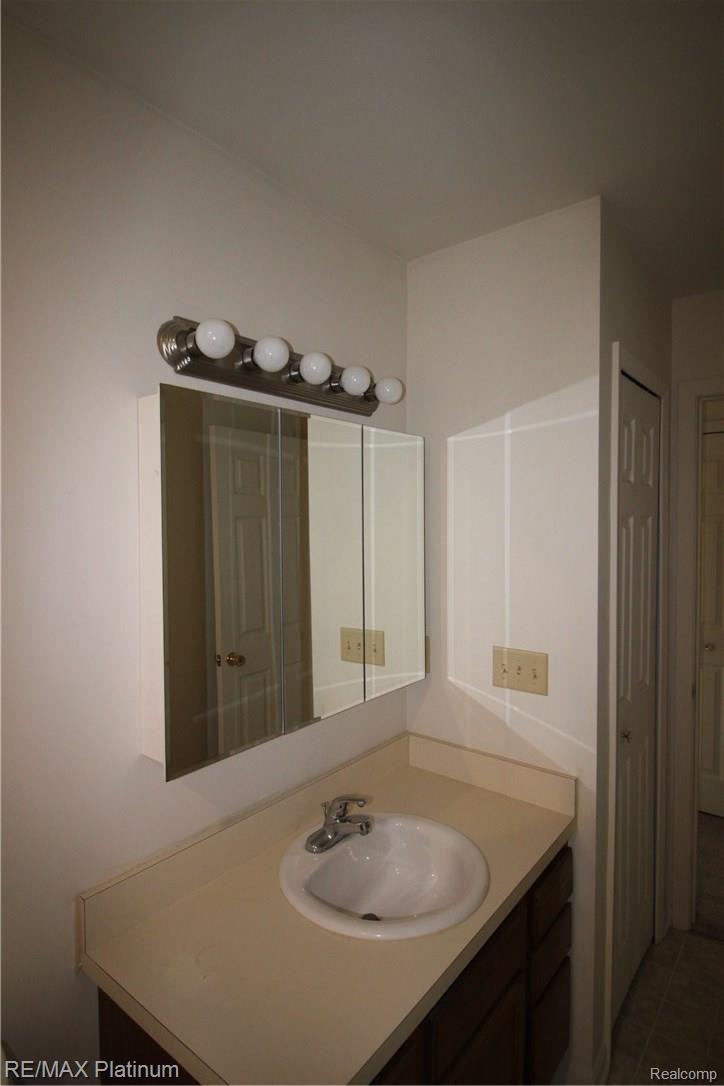 6450 Cook Road Swartz Creek, MI 48473 - Photo 22 of 33 Master Bath