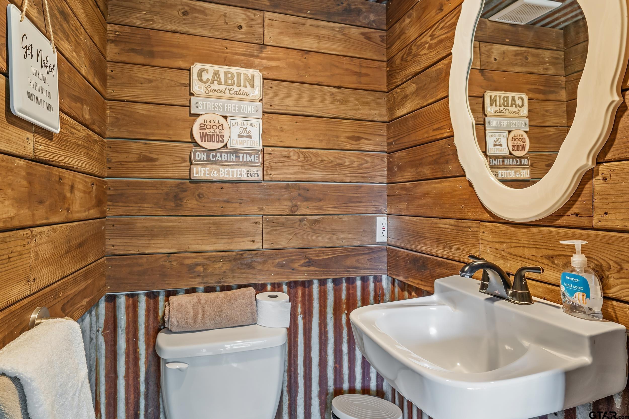 197 Cr 2304 Rusk Tx 75785 Rusk, TX 75785 - Photo 30 of 33 a bathroom with a sink and a mirror