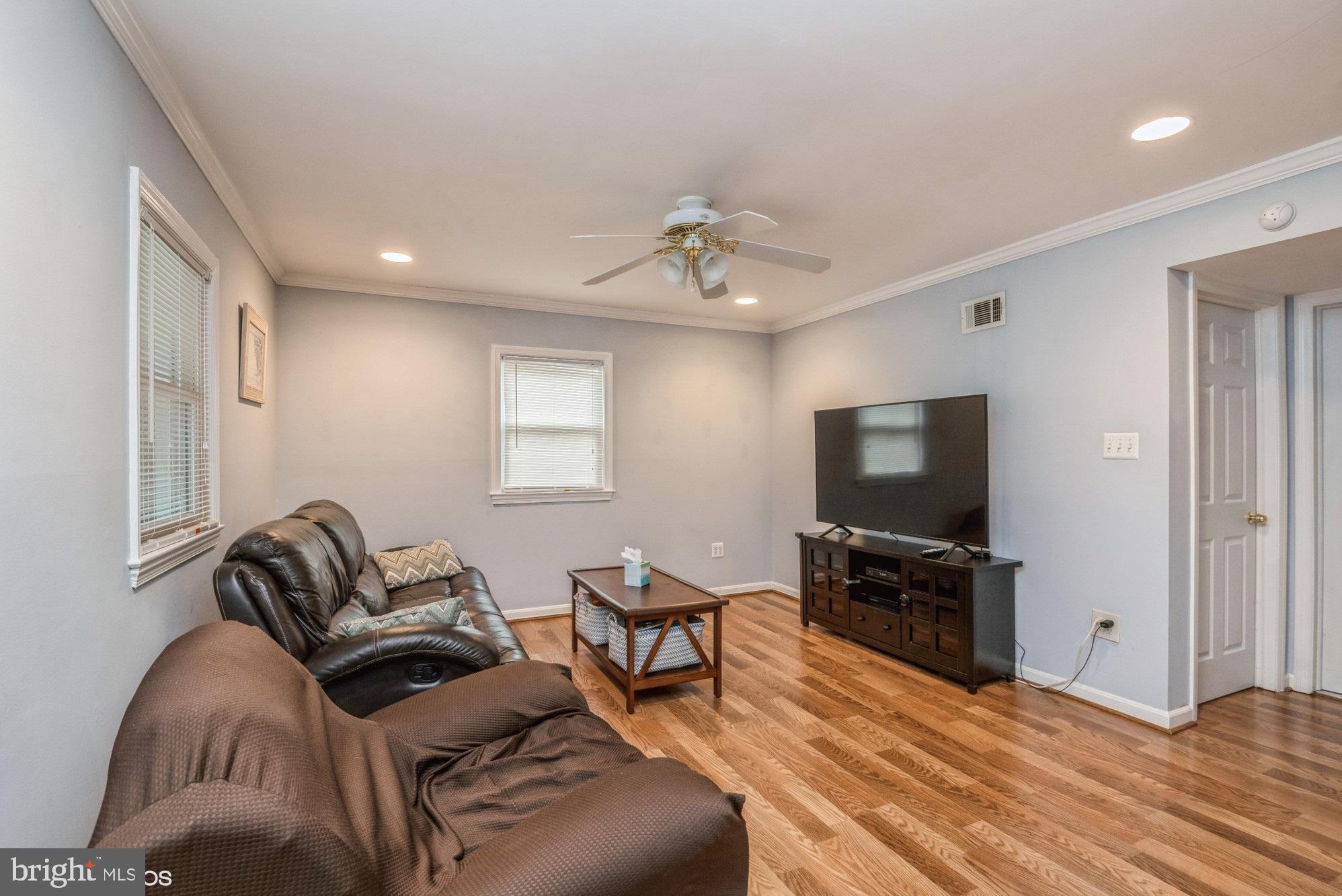 1515 Crest Road Silver Spring, MD 20902 - Photo 7 of 43 Living room