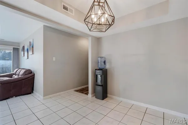 $180,000 | 5133 Hollow Wood Court, Unit A, St. Louis, MO 63128