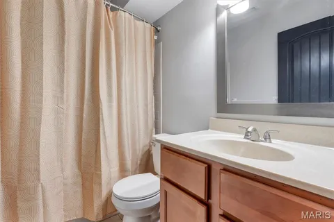 $180,000 | 5133 Hollow Wood Court, Unit A, St. Louis, MO 63128