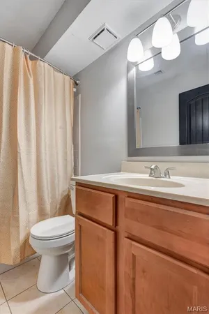 $180,000 | 5133 Hollow Wood Court, Unit A, St. Louis, MO 63128