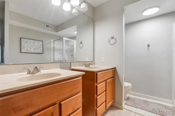 $180,000 | 5133 Hollow Wood Court, Unit A, St. Louis, MO 63128