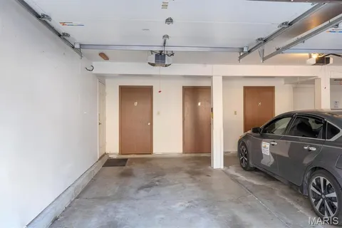 $180,000 | 5133 Hollow Wood Court, Unit A, St. Louis, MO 63128