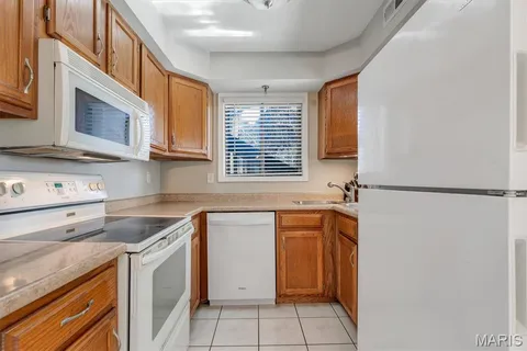 $180,000 | 5133 Hollow Wood Court, Unit A, St. Louis, MO 63128