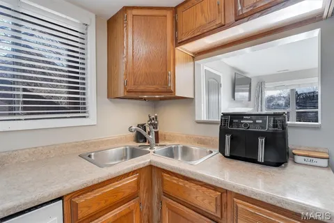 $180,000 | 5133 Hollow Wood Court, Unit A, St. Louis, MO 63128