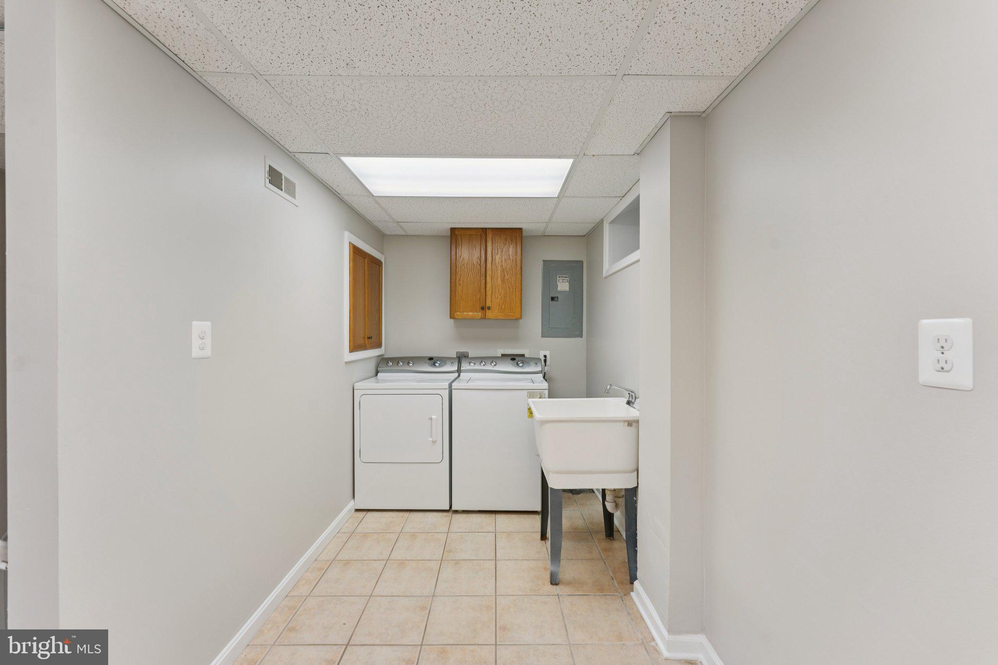 3621 South Kemper Road Arlington, VA 22206 - Photo 11 of 22 a bathroom with a sink a toilet and mirror