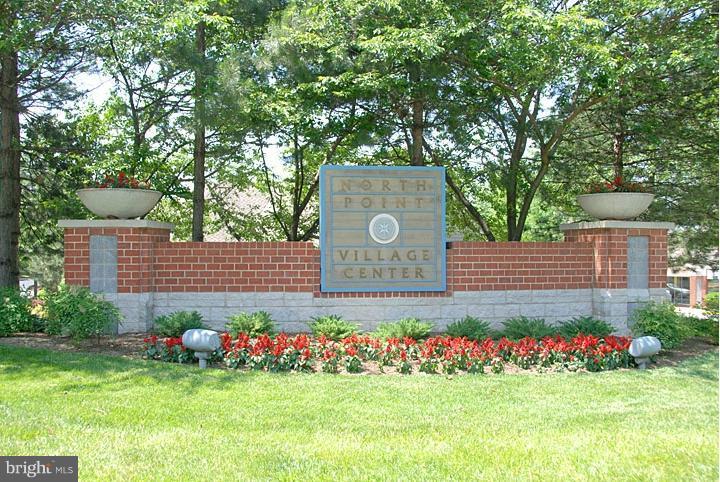 11400 Windleaf Court, Unit S Reston, VA 20194 - Photo 3 of 29 WALK TO SHOPPING CENTER