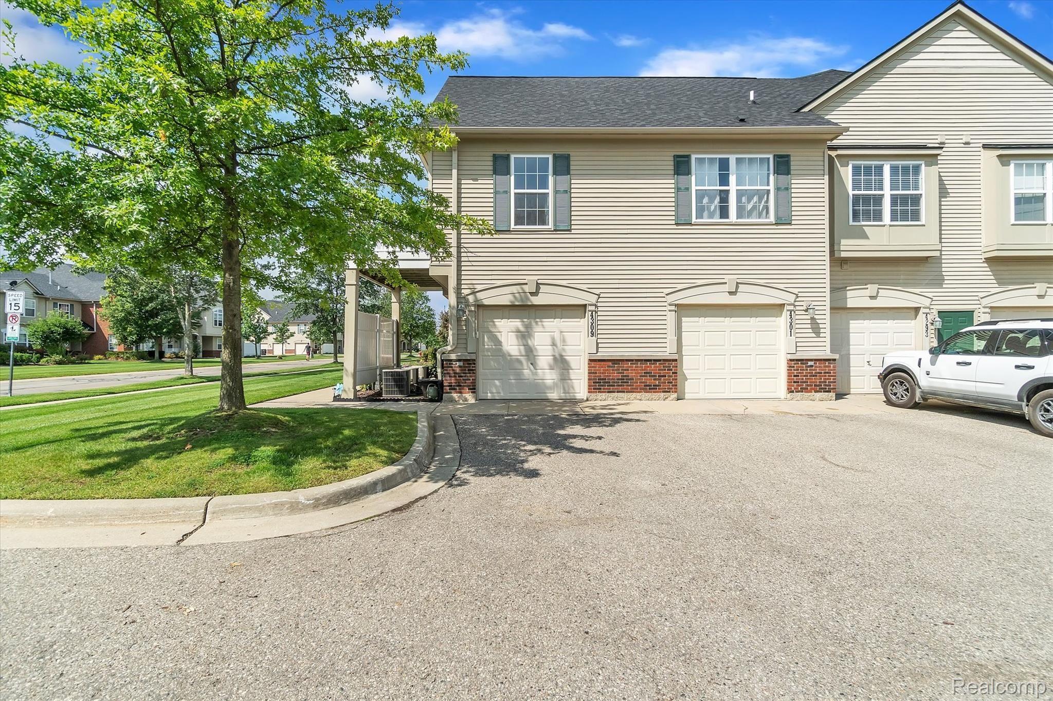 4309 Hampton Ridge Boulevard Howell, MI 48843 - Photo 35 of 38 35-4309-Hampton-Ridge-WindowStill-Real-Estate-Photography-35.jpg