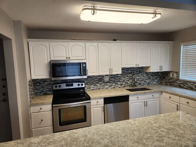 $2,295 | 2731 Taft Street, Unit 410, Hollywood, FL 33020