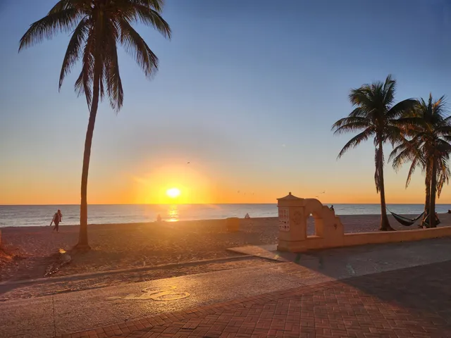 $2,295 | 2731 Taft Street, Unit 410, Hollywood, FL 33020