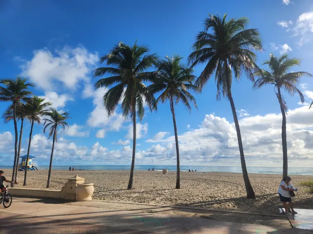 $2,295 | 2731 Taft Street, Unit 410, Hollywood, FL 33020