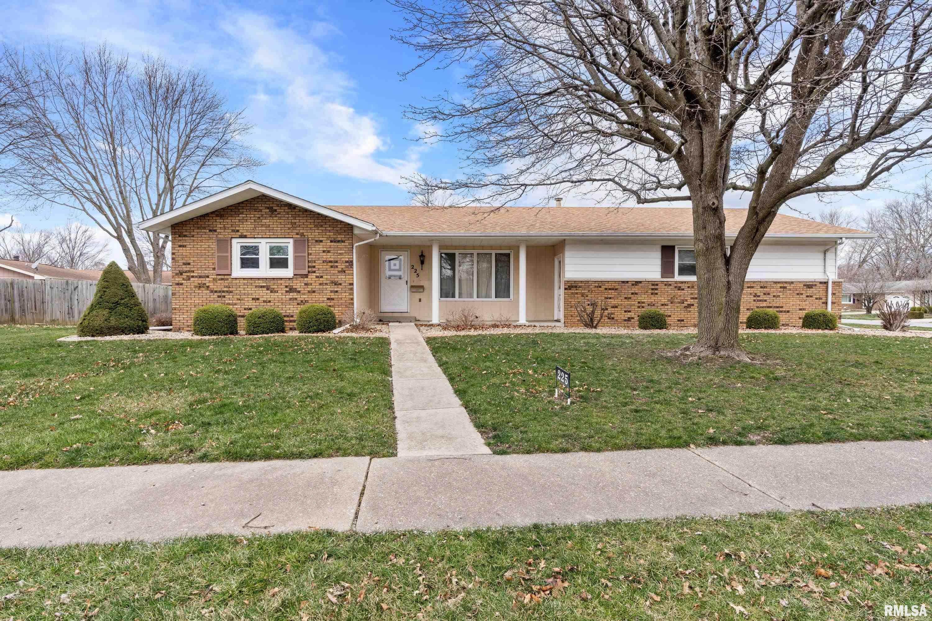 225 Saxon Drive Springfield, IL 62704 - Photo 1 of 20
