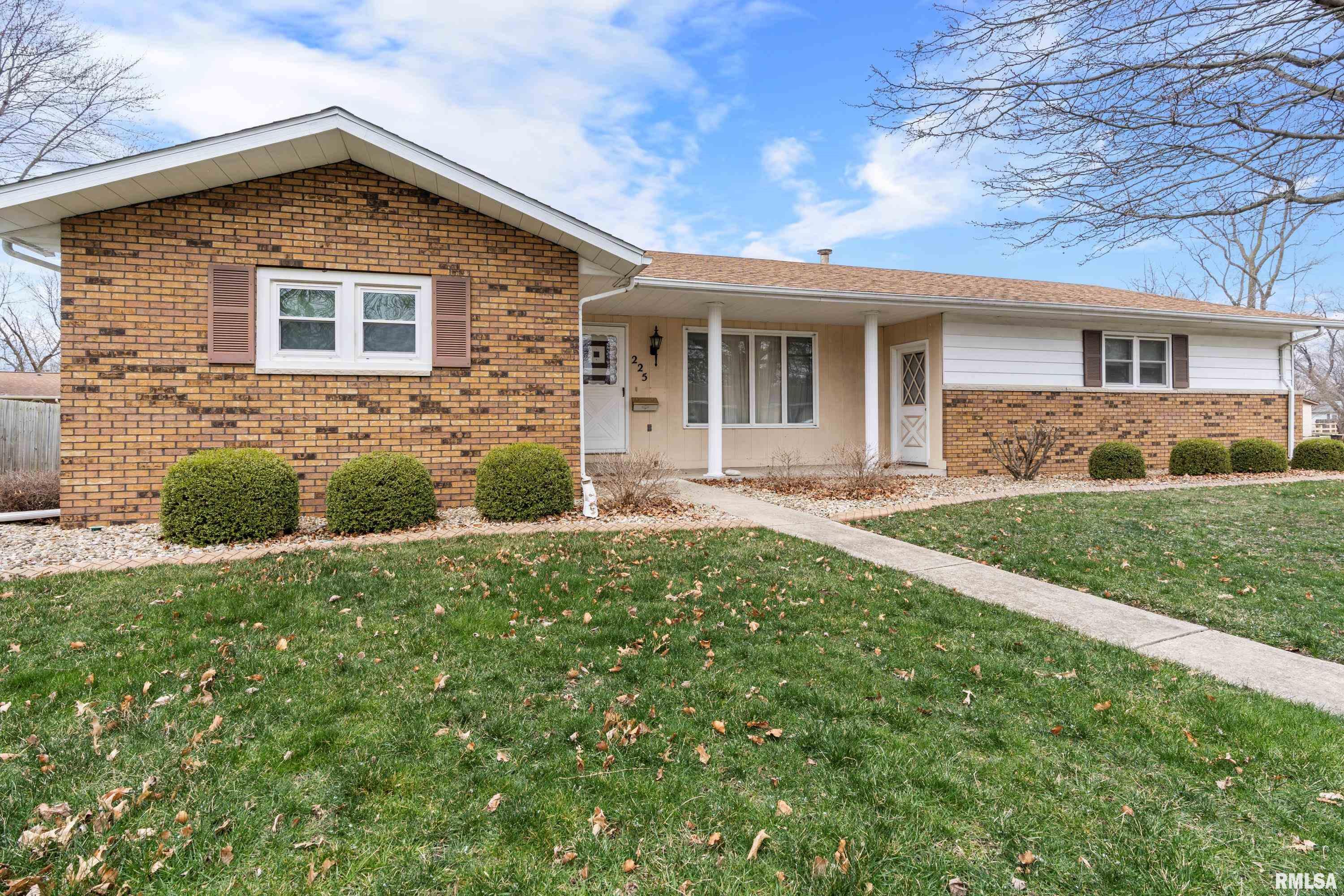 225 Saxon Drive Springfield, IL 62704 - Photo 2 of 20