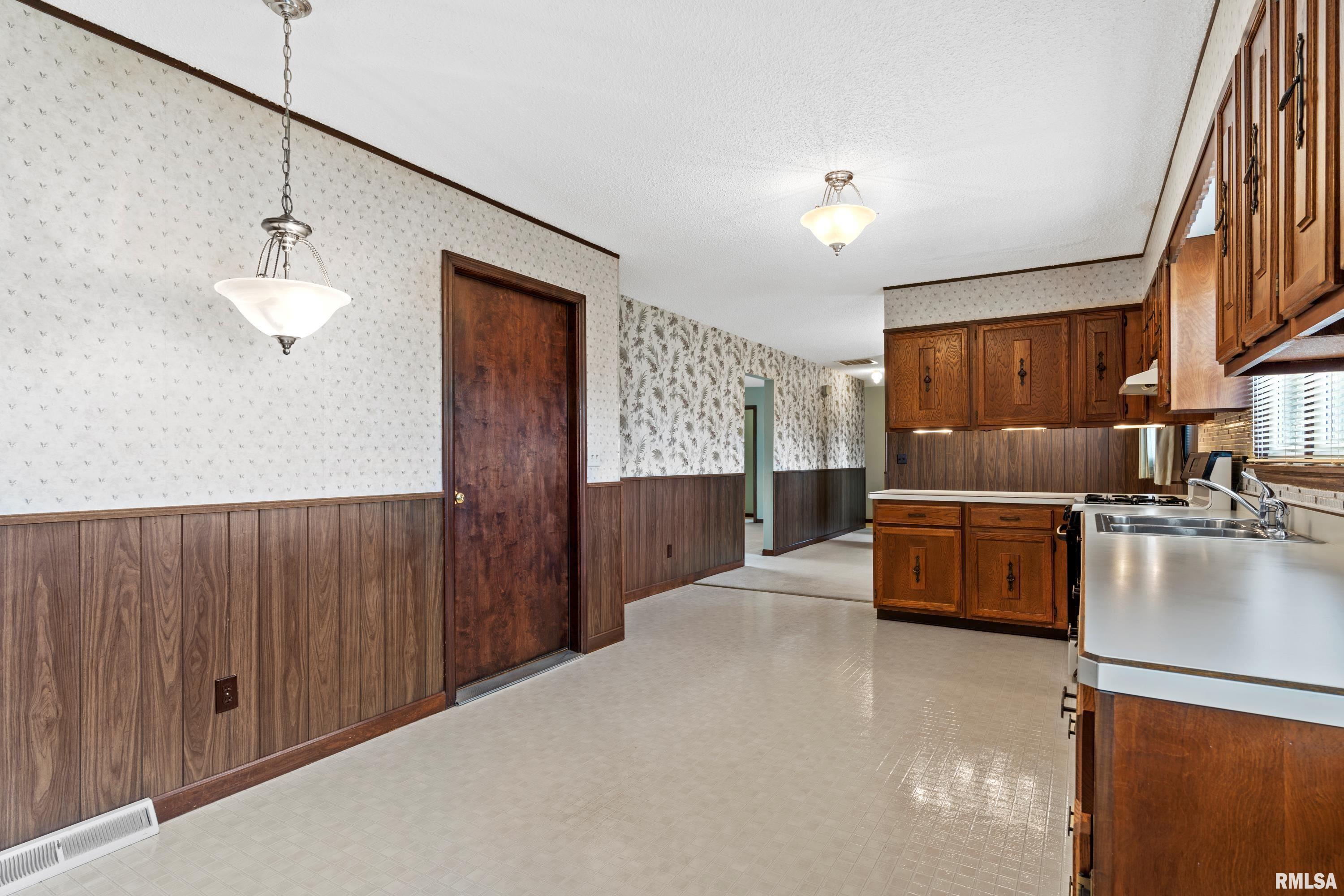 225 Saxon Drive Springfield, IL 62704 - Photo 9 of 20
