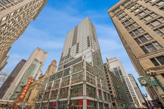 $2,400 | 8 East Randolph Street, Unit 1806, Chicago, IL 60601