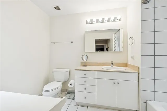 $2,400 | 8 East Randolph Street, Unit 1806, Chicago, IL 60601