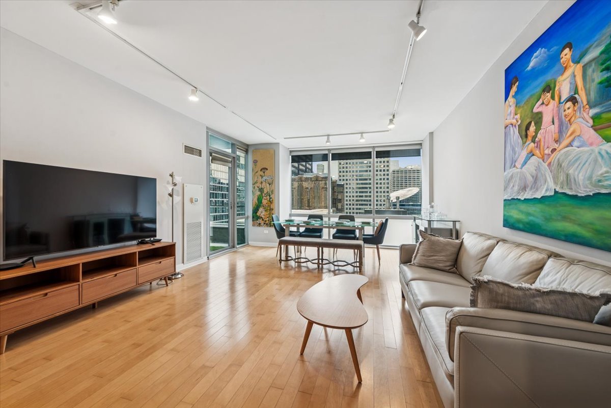 8 East Randolph Street, Unit 1806 Chicago, IL 60601 - Photo 3 of 17