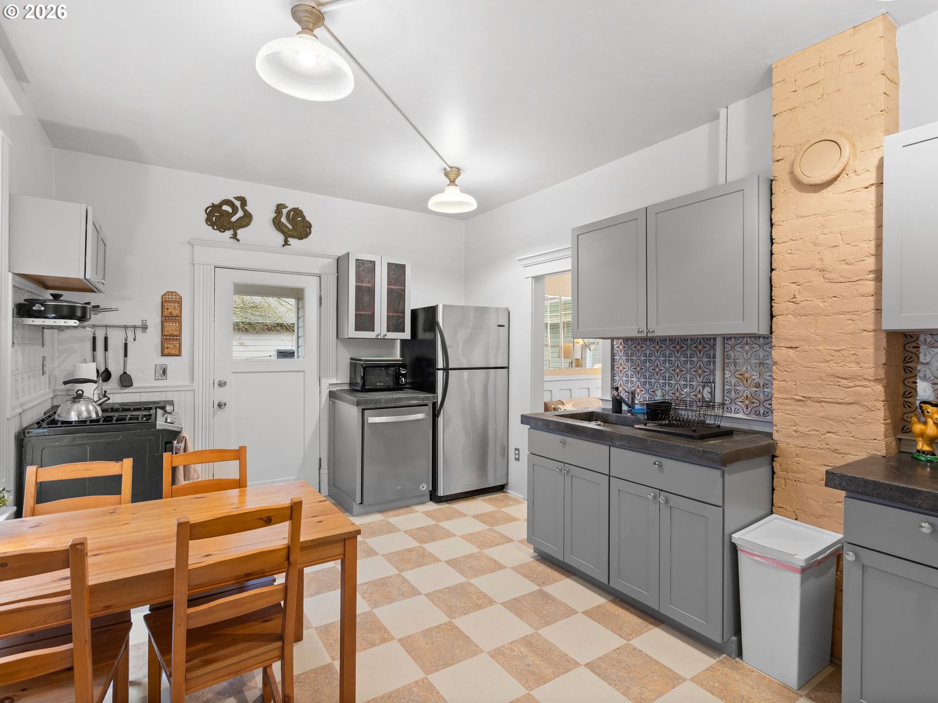 2712 Southeast Ash Street Portland, OR 97214 - Photo 9 of 46