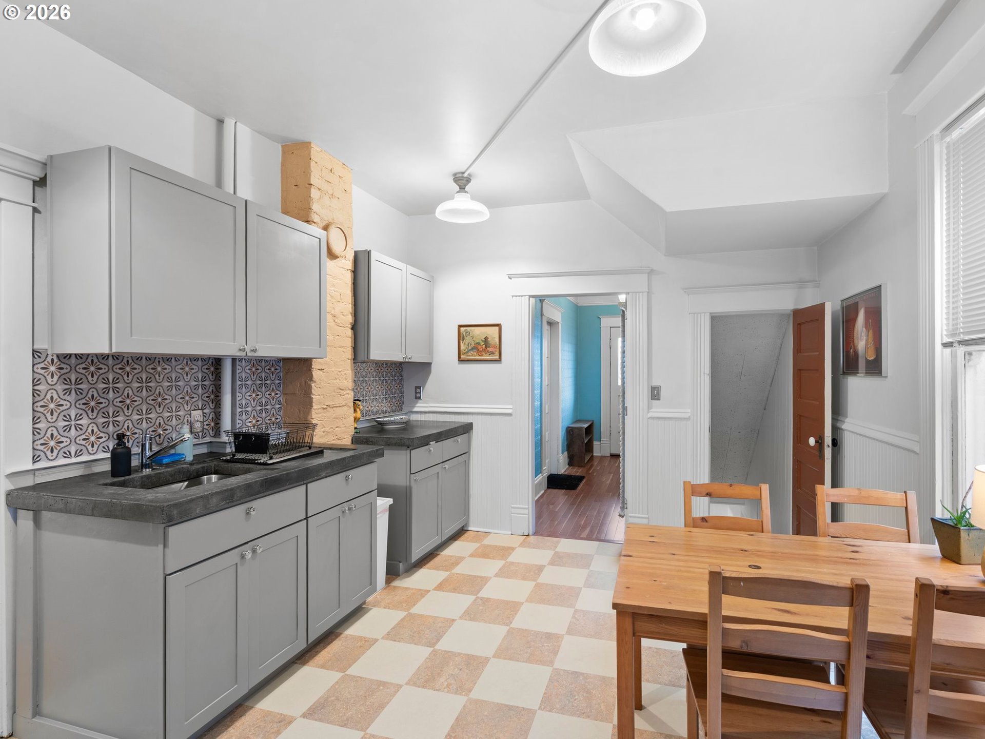 2712 Southeast Ash Street Portland, OR 97214 - Photo 10 of 46
