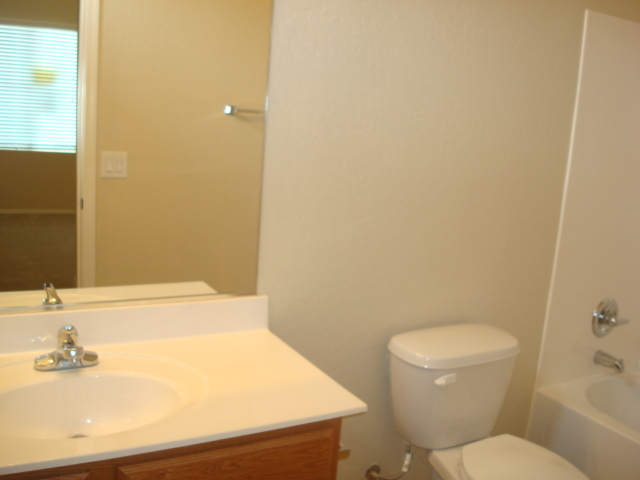 8918 West Cordes Road Tolleson, AZ 85353 - Photo 14 of 19 Private Bathroom (for bedroom 3)
