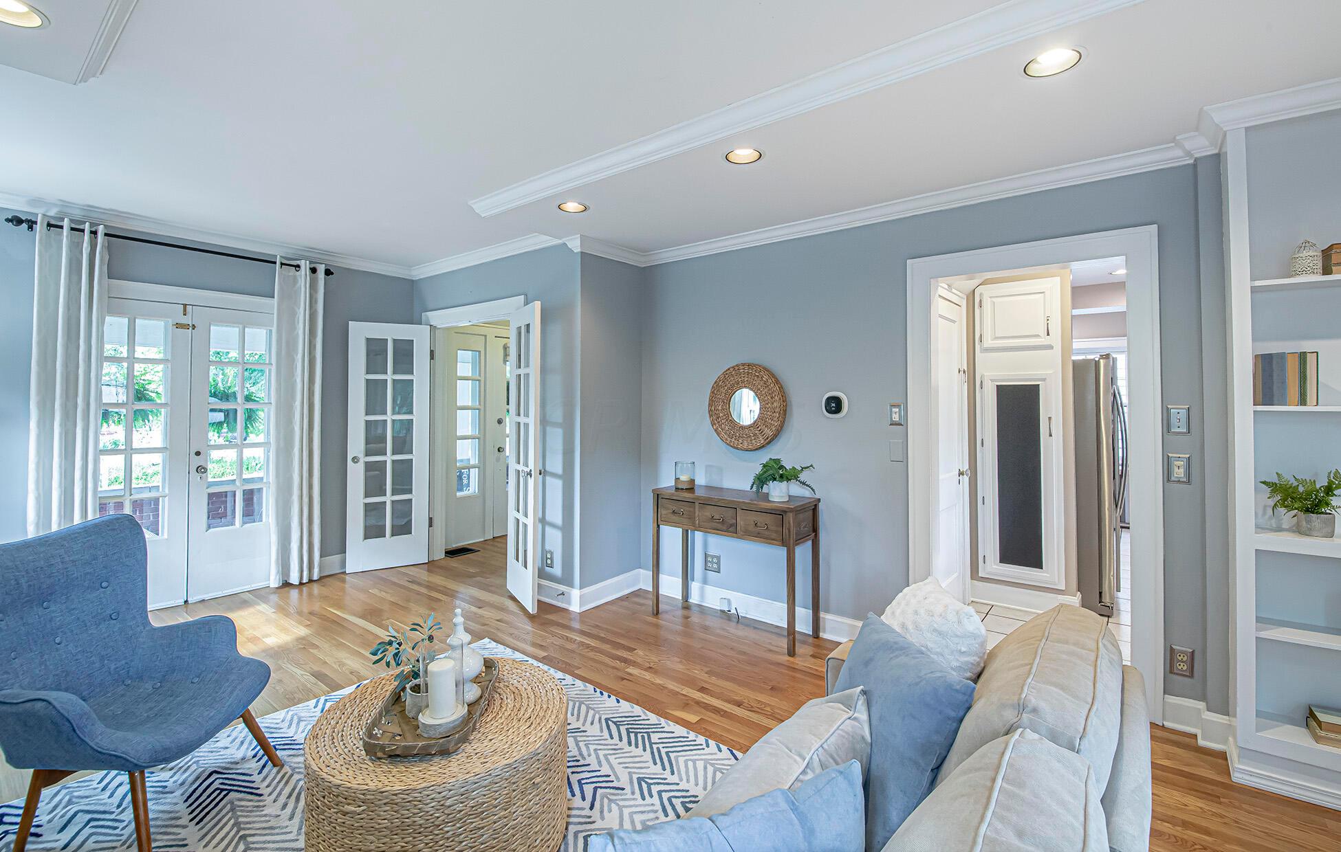 209 Blenheim Road Columbus, OH 43214 - Photo 20 of 40 20 Living Room