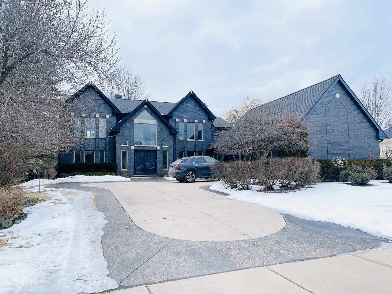a view of a house with a yard