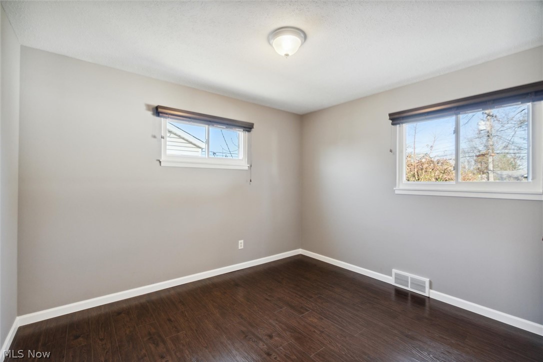 30401 Vineyard Road Willowick, OH 44095 - Photo 13 of 26 Gallery Image 13