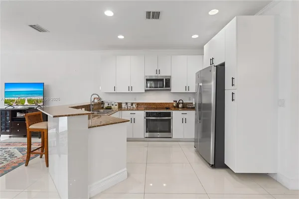 $5,300 | 21396 Marina Cove Circle, Unit 17J, Aventura, FL 33180