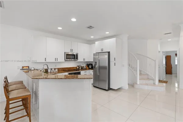 $5,300 | 21396 Marina Cove Circle, Unit 17J, Aventura, FL 33180