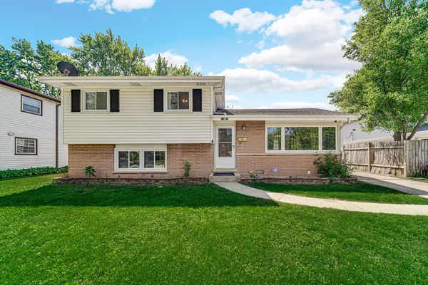 $469,900 | 580 North 6th Avenue, Des Plaines, IL 60016