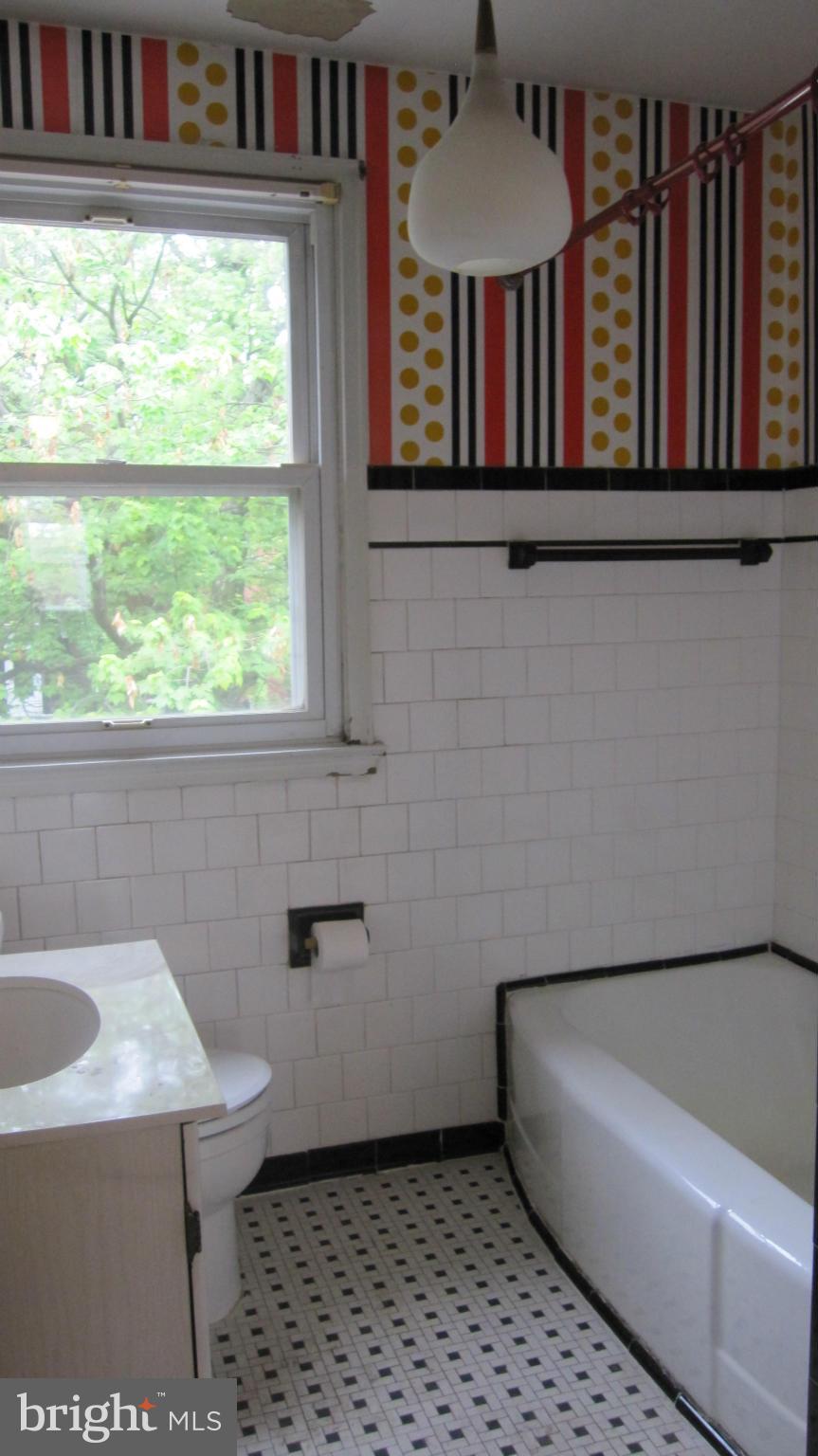 1710 Heathfield Road Baltimore, MD 21239 - Photo 15 of 28 Bath