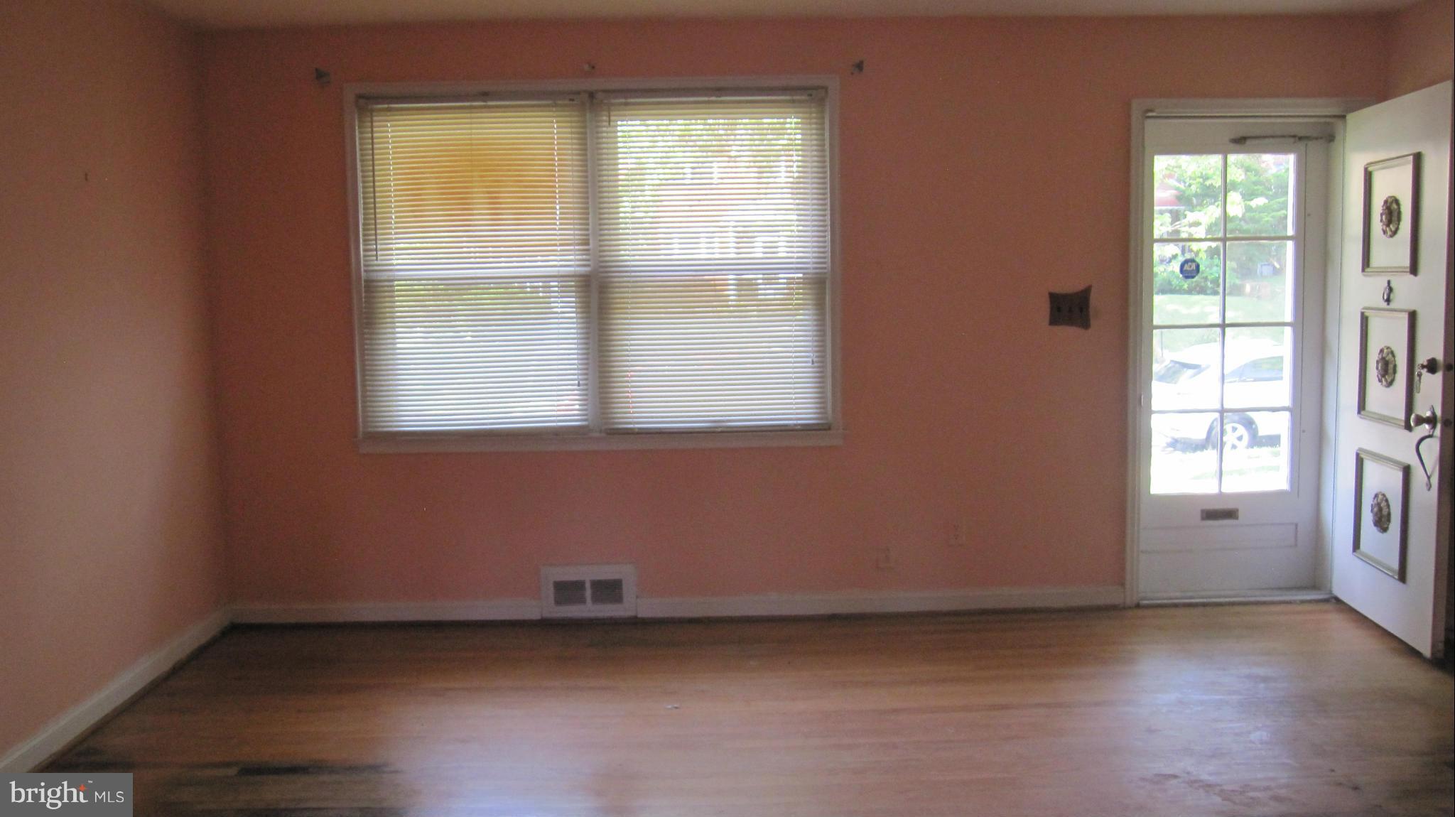 1710 Heathfield Road Baltimore, MD 21239 - Photo 3 of 28 Living Room
