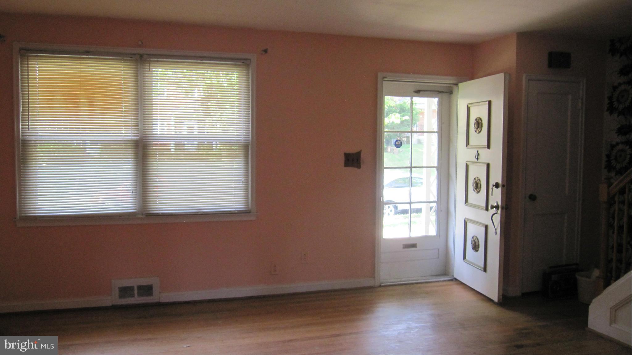 1710 Heathfield Road Baltimore, MD 21239 - Photo 4 of 28 Living Room